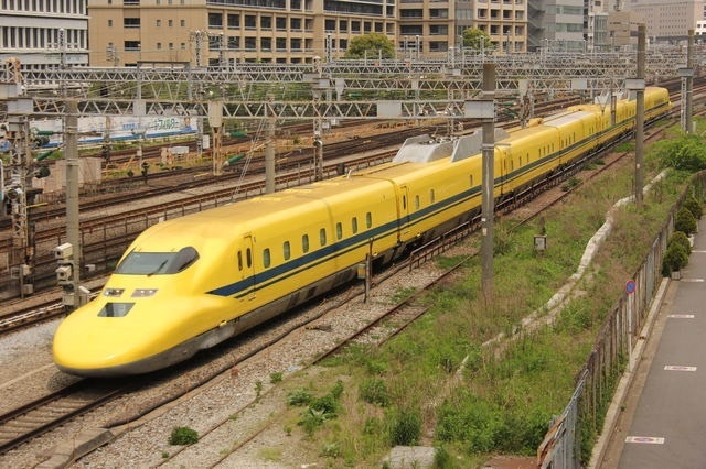 走行中のドクターイエローの写真